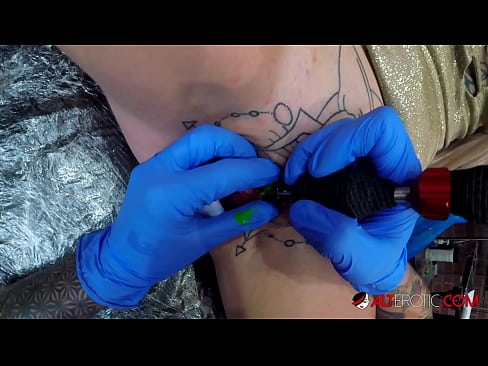 ❤️ Sully Savage, hottie estremamente tatuata, hà fattu un tatuatu nantu à u clitoris ️ Solo porno à porn co.porngifmag.ru ️❤